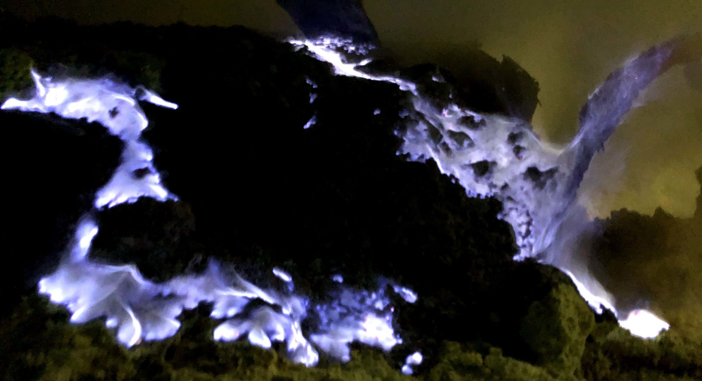 絶景 青い炎 インドネシアのイジェン火山とは ガスマスク必須 旅りーまん 絶景 青い炎 インドネシアのイジェン火山とは ガスマスク必須 旅りーまん